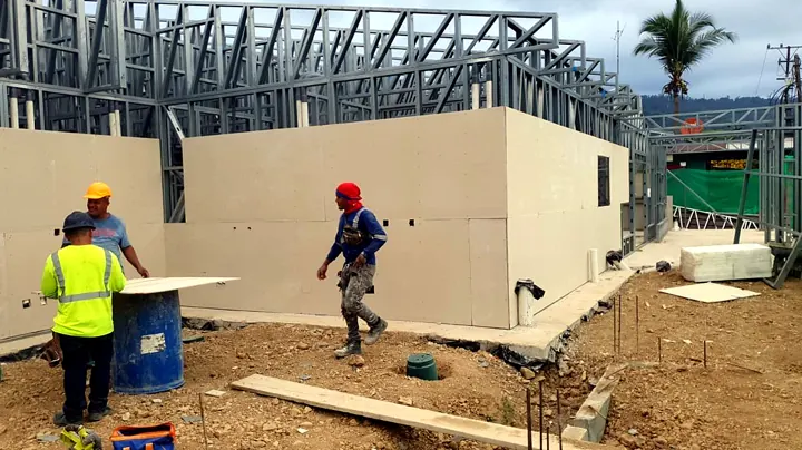 Instalación de placas de fibrocemento sobre estructura Steel Framing en una edificación
