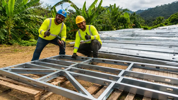 Panel de Steel Framing armado en sitio junto a perfiles empacados
